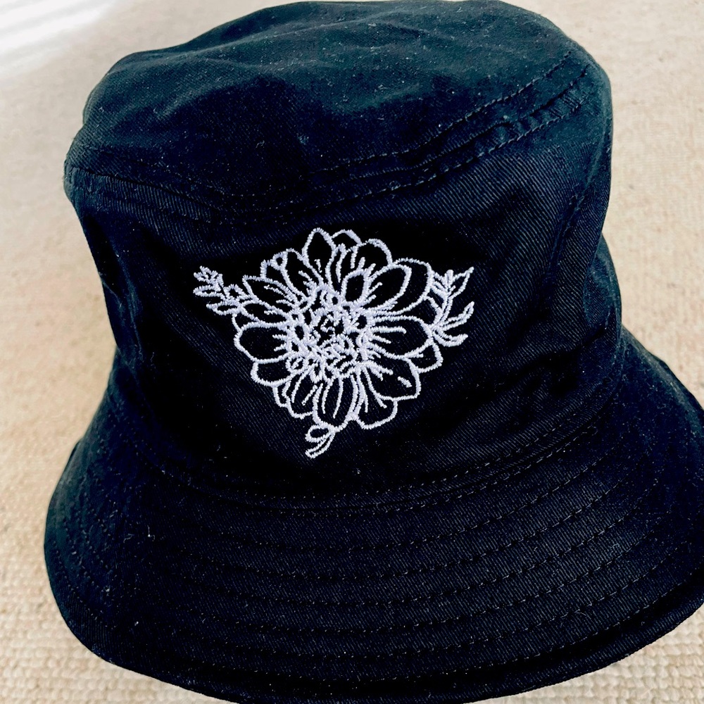 Fun black Bucket hat with flower embroidery